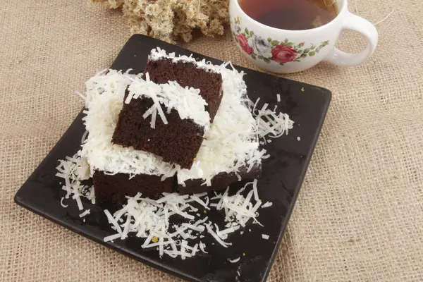 黑森林蛋糕 配上烤栗子和一杯热茶 — 图库照片