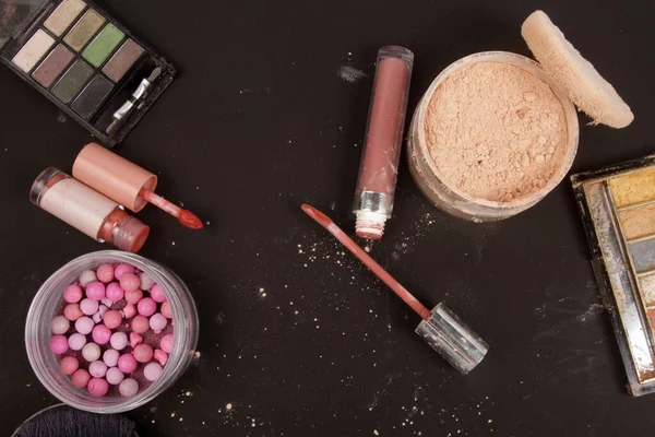 Siyah arkaplanda bir kozmetik seti