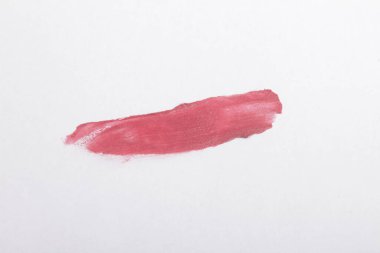 Beyaz zemin üzerine ruj kontur.