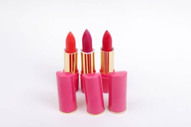 beyaz arkaplanda kırmızı ruj