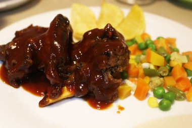 kızarmış balık ve sebze