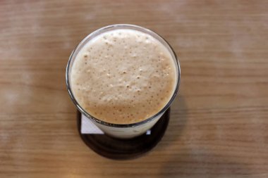 Tahta masadaki buzlu kahve.