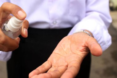 Corona virüsünü veya covid 'i önlemek için jel ile el - 19 ya da virüs jeli ya da dezenfektan jeli ya da jel dezenfektanı.