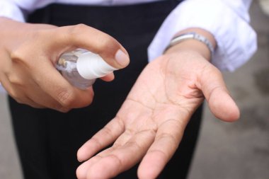 Corona virüsü covid 19, Corona virüsü enfeksiyonu için sprey kullanıyoruz. sağlık hizmeti kavramı.