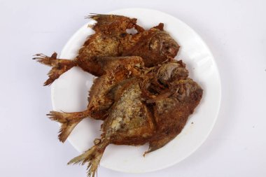 Tabakta kızarmış balık