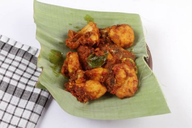 Muz yaprağında baharatlı tavuk.