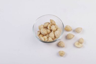 Beyaz arkaplanda şamdan