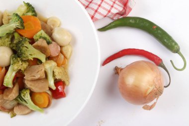 Bir tabak sote sebze ve yumurta. Asya yemekleri.