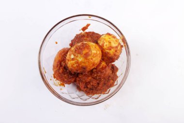 Masada bir kase baharatlı yumurta