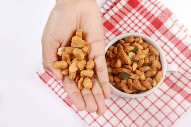 Beyaz arka planda fıstıklı el.