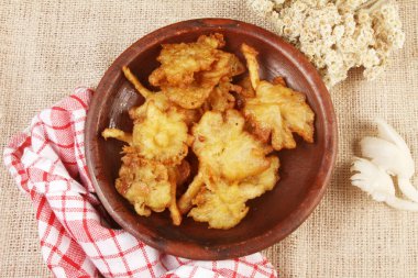 Tabakta kızarmış mantar.