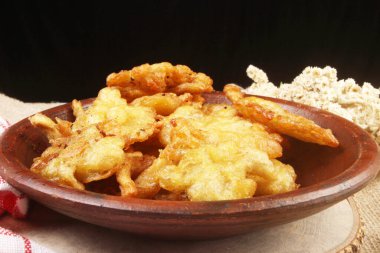 Tabakta kızarmış mantar.