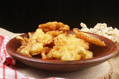 Tabakta kızarmış mantar.