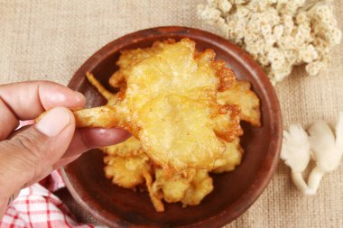 Tabakta kızarmış mantar.