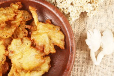 Tabakta kızarmış mantar.