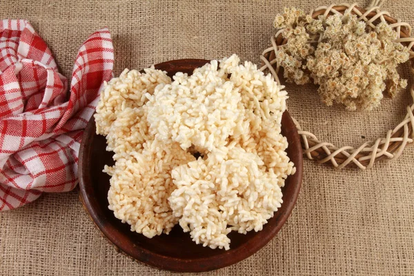 Renginang Endonezya 'dan geleneksel bir aperatiftir..