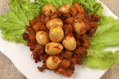 Tabakta baharatlı yumurta. Asya yemekleri..