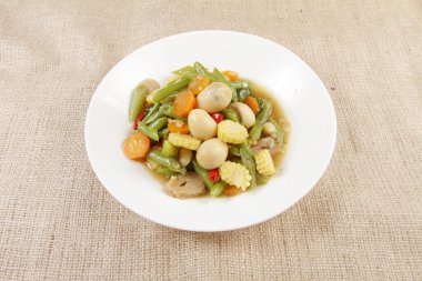 Tabakta yumurta ve sebze kızartması.