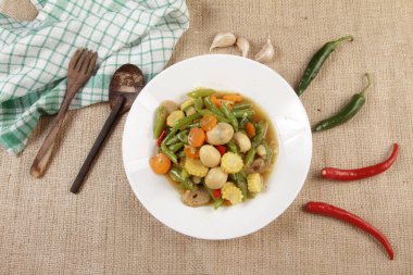 Tabakta yumurta ve sebze kızartması.