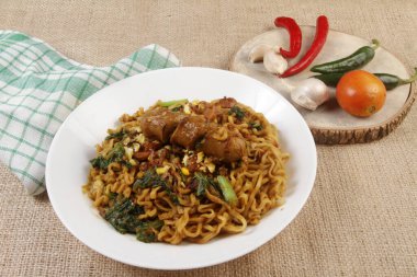 Bir kase sosisli kızarmış erişte.