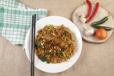 Bir kase sosisli kızarmış erişte.