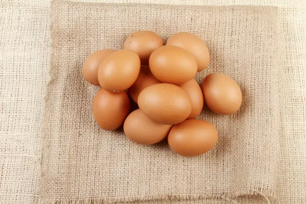 Яйца Бумажном Пакете Коричневом Фоне — стоковое фото