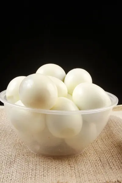 Białe Jaja Drewnianej Misce — Zdjęcie stockowe