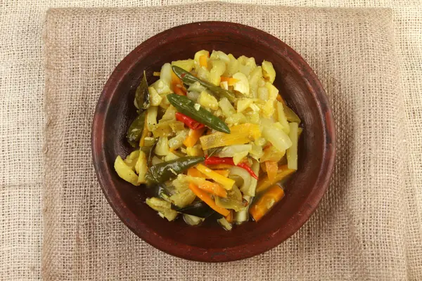 Ein Teller Mit Eingelegtem Gemüse Asiatisches Essen — Stockfoto