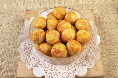 Bir kavanoz hamur işi. Ananaslı tart.