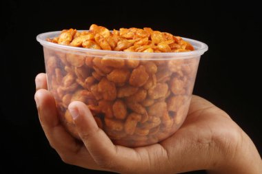 Baharatlı fıstık kavanozu.