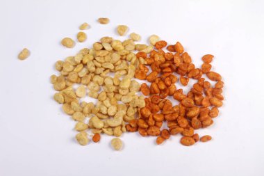 Beyaz arka planda kacang bandung veya kacang koro