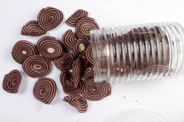 beyaz arka planda kuru atıştırmalık veya kuping gajah aperatif