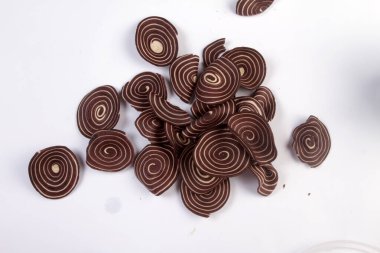 beyaz arka planda kuru atıştırmalık veya kuping gajah aperatif