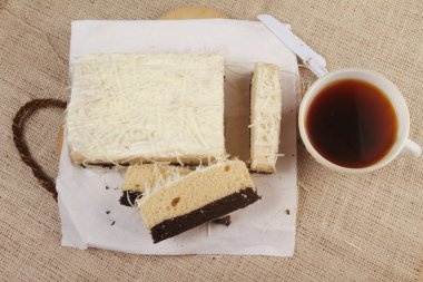 Bir fincan çay ve bir parça kek.