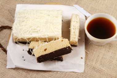 kek ve kahve ahşap arka planda