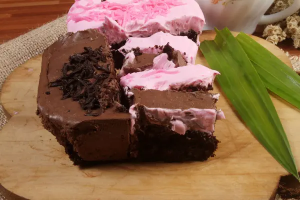 甜巧克力蛋糕 带有粉红糖霜和巧克力 — 图库照片