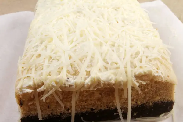 Zbliżenie Strzał Pyszne Ciasto Białą Polewą Czekoladową — Zdjęcie stockowe