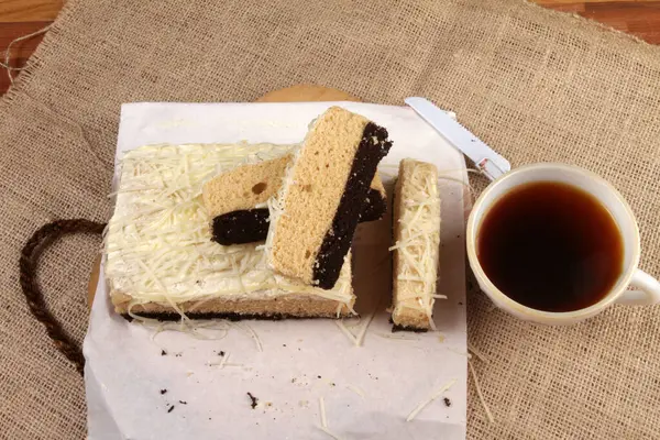 一块蛋糕和加牛奶的咖啡 — 图库照片