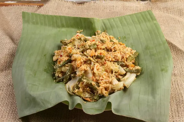 Urapan Tradiční Kuchyně Indonésii Japonsko Vařené Zeleninové Směsi Strouhaným Kokosem — Stock fotografie