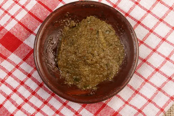 Πράσινη Σάλτσα Στο Πιάτο — Φωτογραφία Αρχείου