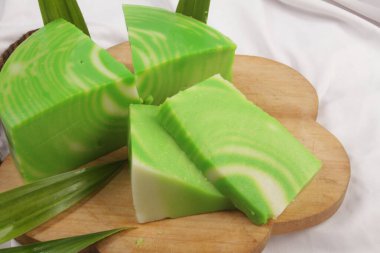 Tahta masadaki yeşil puding.