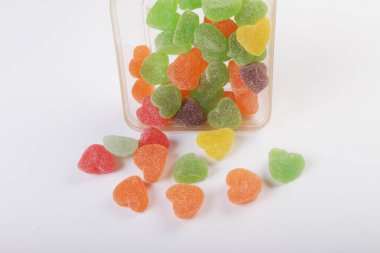 Beyaz arka plan üzerinde renkli jelly şeker