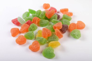 Beyaz arka plan üzerinde renkli jelly şeker