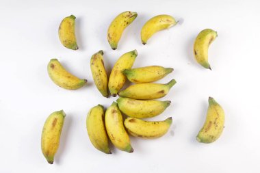 beyaz arkaplanda olgun muz