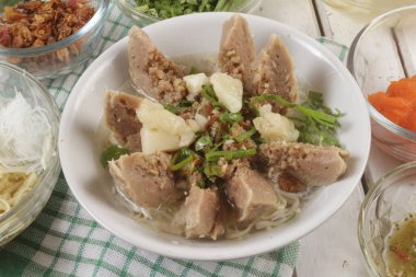 Bir kase bakso ya da köfte. Asya yemekleri