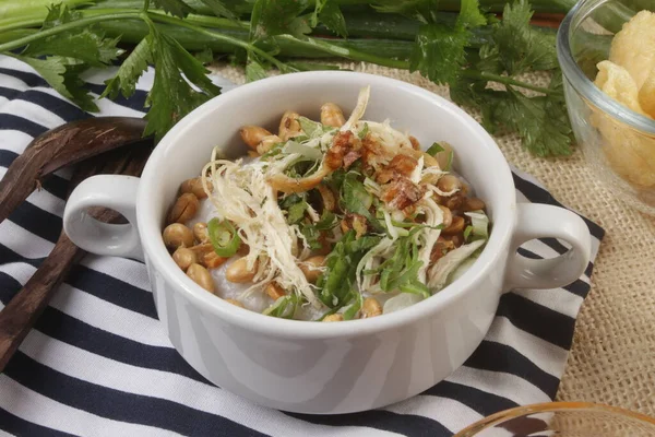 Bir kase tavuk lapası. 