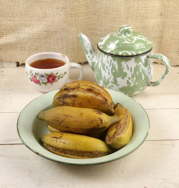 Une Assiette Banane Vapeur Avec Une Tasse Thé Chaud Sur — Photo