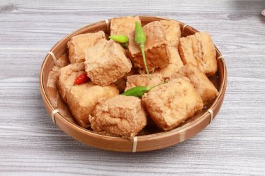 Tabakta kızarmış soya peyniri.