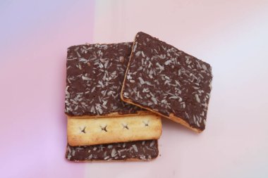 Kurabiyeler ve siyah çikolata parçaları