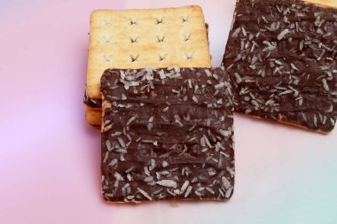 Çikolata kremalı sandviç bisküvi